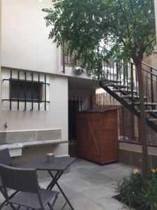 基耶西瑙扎內塞的住宿－Casa Esterina，一座配有桌子的庭院和一座建筑旁边的楼梯