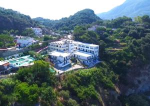 uma vista aérea de um edifício sobre uma montanha em Parco dei Principi Resort & Spa em Ischia