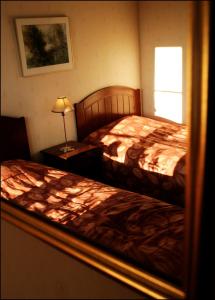 2 camas en una habitación con espejo en Hotell Mellanfjärden en Jättendal
