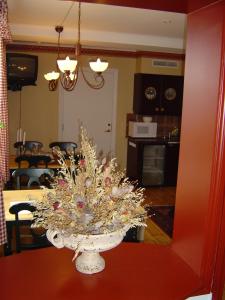 a vase of flowers on a table in a kitchen at Hotell Mellanfjärden in Jättendal