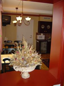 eine Vase mit Blumen auf dem Tisch in der Küche in der Unterkunft Hotell Mellanfjärden in Jättendal