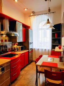 Η κουζίνα ή μικρή κουζίνα στο Gustav House +33 φωτογραφίες