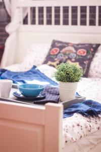 a tray with bowls and plants on a bed at Apartament PREMIUM Inga in Poronin