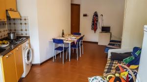 A kitchen or kitchenette at Condominio Simma 2