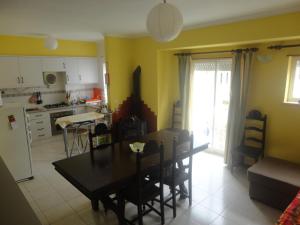 a kitchen and dining room with a table and chairs at Apartamento KumiKata in Odemira