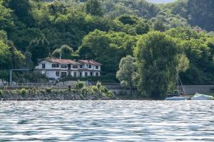 una casa sulla riva di un corpo d'acqua di Casa Vacanze La Nautica a Baveno