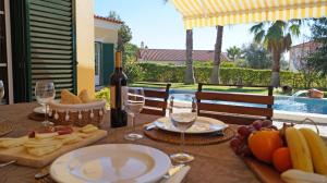 una mesa con un plato de comida y una botella de vino en Casa Monserrat, en Chamusca