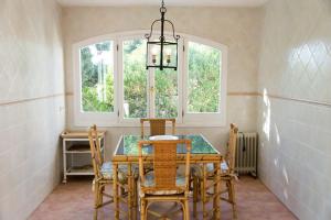 a dining room with a table and chairs and a window at Casa Lulu in Marbella