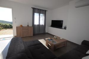 location farinole proche saint-florentにあるテレビまたはエンターテインメントセンター