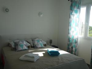 Giường trong phòng chung tại location farinole proche saint-florent