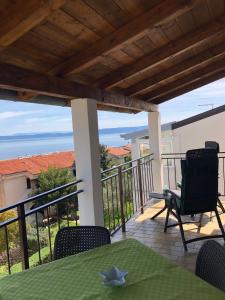un balcone con tavolo e sedie e l'oceano di Verde Sea View Apartment 400 m from Beach - Free Parking a Ravni