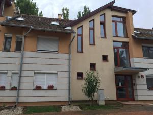 un ejemplo de una casa con ventanas en Bella apartman Balatonalmádi, en Balatonalmádi