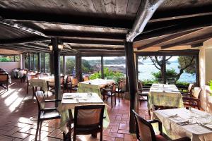 En restaurant eller et spisested på Grand Hotel Smeraldo Beach