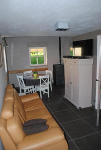 ein Wohnzimmer mit einem Sofa und einem Tisch in der Unterkunft Vakantiewoning 't Blooteland in Diksmuide
