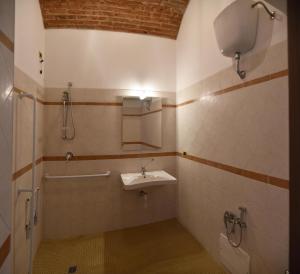 Vonios kambarys apgyvendinimo įstaigoje Villa Santadi