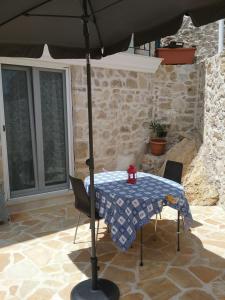 una mesa con sombrilla en el patio en Villa Magda, en Makrádes