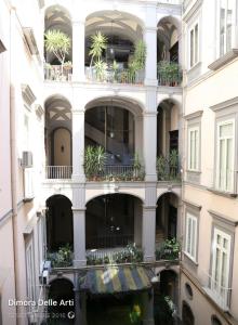un edificio con macetas en los balcones en Dimora delle Arti, en Nápoles