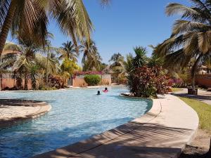 Swimmingpoolen hos eller tæt på Safari Village Saly