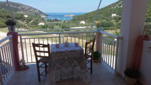 un tavolo su un balcone con vista sull'oceano di North Paradise a Athéras