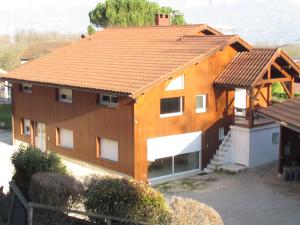 una gran casa de madera con techo en La Pastorale en Moirans