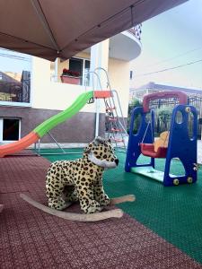 ラザレフスコエにあるBaunti Guest Houseの遊び場に座る玩具のダルマチア犬