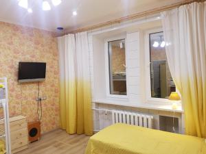 クロンシュタットにあるViktoriaのベッドルーム(黄色いベッド1台、テレビ付)