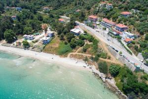 una vista aérea de una playa con un complejo en Agorastos Hotel, en Koinira