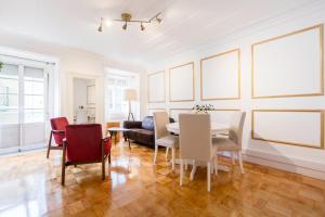 ein Wohnzimmer mit einem Tisch und Stühlen in der Unterkunft Your Place in Lisbon in Lissabon