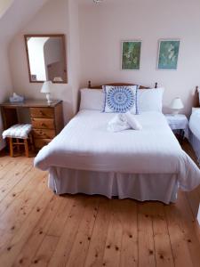 Una cama o camas en una habitación de Dunlewey Lodge - Dunlewey, Gweedore
