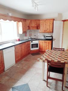 Кухня или мини-кухня в Dunlewey Lodge - Self Catering Donegal
