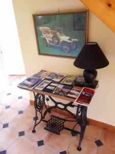 une table avec une lampe et un bouquet de magazines dans l'établissement Dunlewey Lodge - Self Catering Donegal, à Gweedore