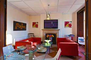 sala de estar con muebles de color rojo y chimenea en Godalming Hotel Guest House en Godalming