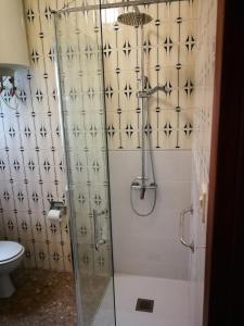 a shower with a glass door in a bathroom at Apartamento Rural La Plaza Vieja in Viver