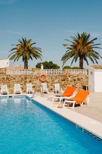 una piscina con sedie a sdraio e una piscina di La Codorniz a Tarifa