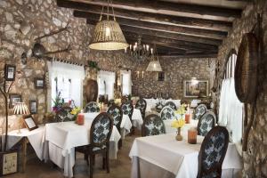 une salle à manger avec des tables et des chaises blanches dans l'établissement Son Mercadal, à Porreres