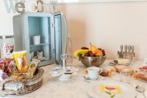 una mesa con un tazón de fruta y un tazón de comida en Berici Bed and Breakfast, en Nanto