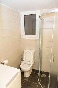A bathroom at Gazi Area close to Metro