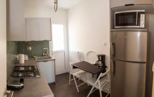 A kitchen or kitchenette at Gazi Area close to Metro