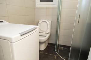 A bathroom at Gazi Area close to Metro