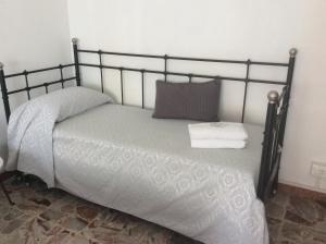 um quarto com uma cama com uma estrutura de metal em Casa Giulia In em Pisa