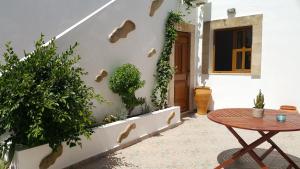 Patio alebo iná vonkajšia časť ubytovania Lindos Center Studios