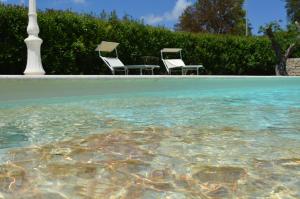 The swimming pool at or close to Masseria Paglieroni