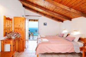 a bedroom with a bed and a table with a desk at Studios Niki in Koinyra