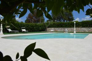 The swimming pool at or close to Masseria Paglieroni