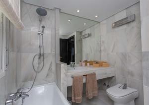 Kúpeľňa v ubytovaní Villa Venecia, Apartamento de Lujo en 1º línea de playa + parking + 37 fotografií