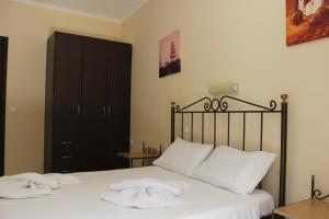 a bedroom with a bed with two towels on it at Turtle Beach Apartment in Marathias