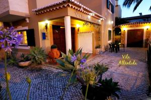 una casa con muchas flores delante de ella en Vila Atlântida, en Lagos