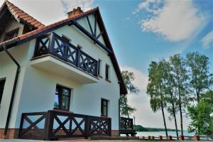 a white house with a red roof at Apartamenty Rydzewo in Rydzewo