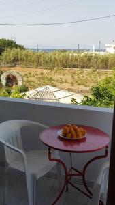 un tavolo con un piatto di cibo su un balcone di Esperides a Mpatsi (Batsi)