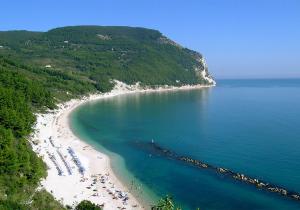 una vista aerea di una spiaggia con persone in acqua di Affittacamere Villa Zelinda a Sirolo